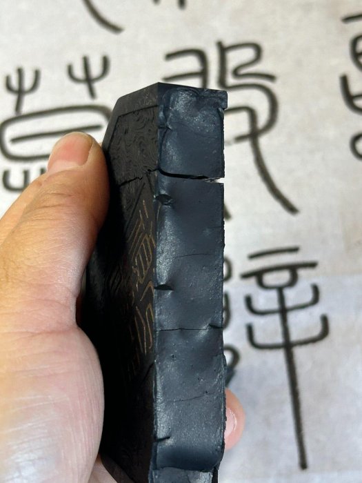 嚴選80年代程君房聚墨堂老油墨條，十萬杵純手工捶打，幾十年陳化黑亮墨