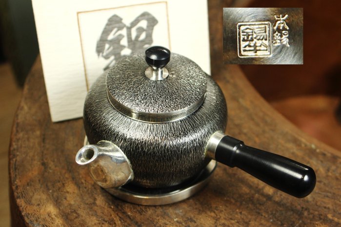 桑園の】美品!! 日本老字號本錫錫半厚胎409g 茶器組側把壺壺托未使用品
