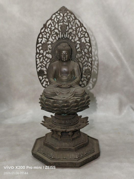 日本中古阿彌陀如來坐姿佛像，唐銅製手工精湛，可細緻比對同款，