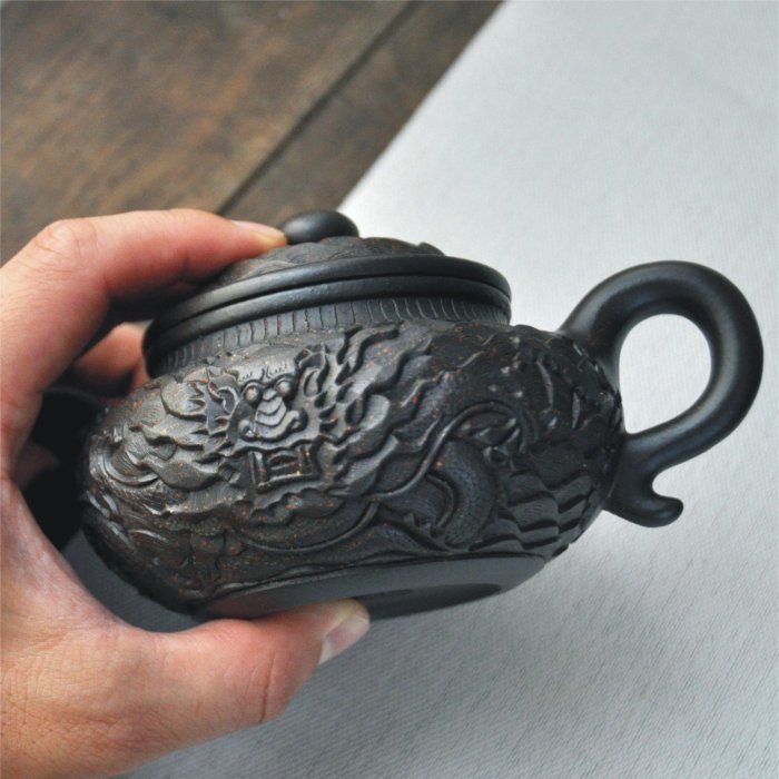 宜興茶壺工藝師李靜老師【精刻浮雕雙龍壺】墨泥調砂《百壺堂》H071210