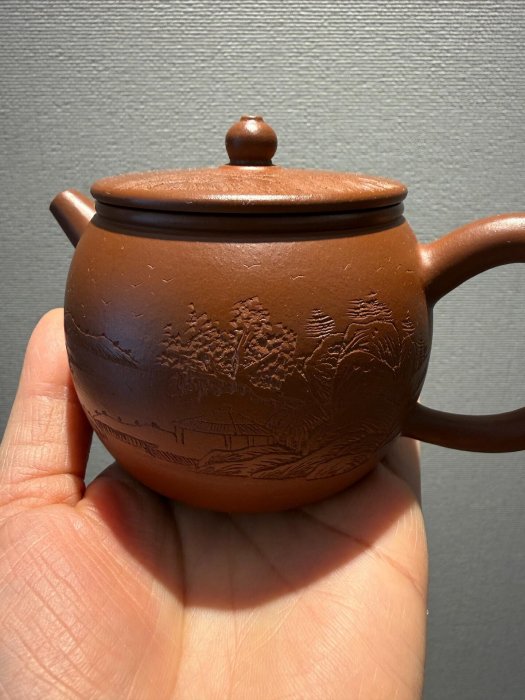 嚴選日本回流朱泥紫砂壺，山田陶山精心之作，品相完好，純手工刻畫山水
