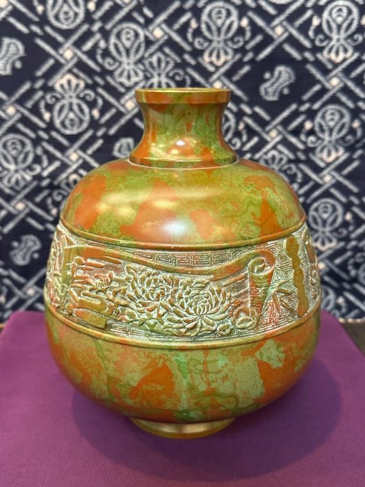 嚴選日本金工名家能作吉秀斑紫銅花瓶，手工鏨刻梅蘭竹菊，全品相好