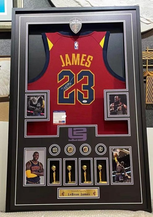 Lebron James簽名球衣PSA認證！含4個實體冠軍戒指及4個實體冠軍獎盃！含框！非常扎實厚重總重約15公斤！此商品整個不拆框從國外進口來台！有興趣私
