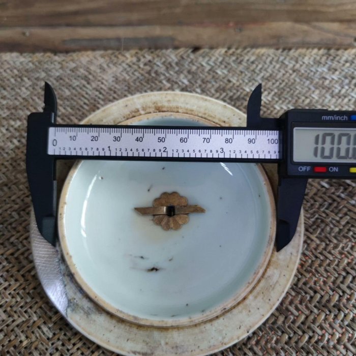 嚴選晚清民國花鳥小號粥罐瓷蓋，釉面微微返黃，附銅鈕蓋。尺寸小巧適合