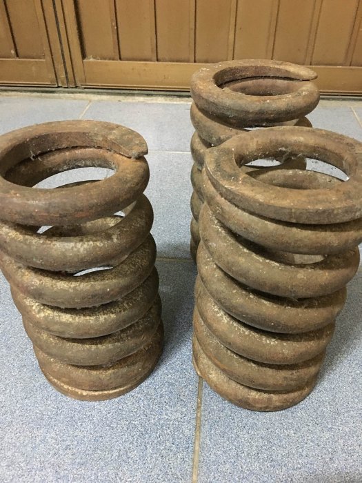 //工業風// 工業用大型彈簧 二手品 可當矮桌桌腳 自取
