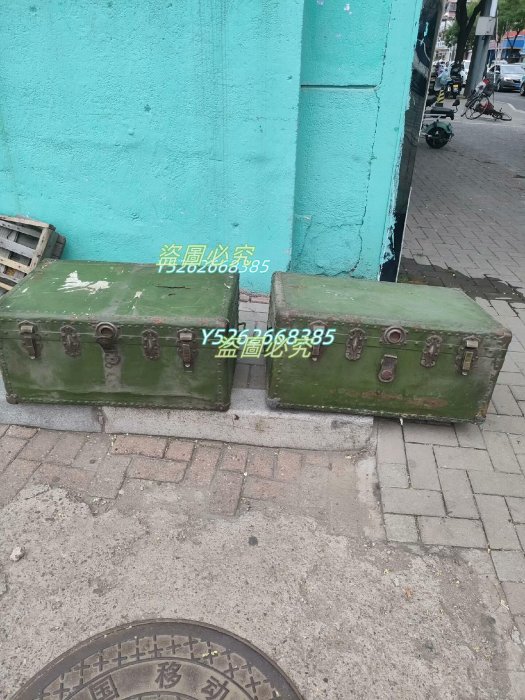 出售民國時期古董木箱，外邊鐵皮，銅箱攀兒銅包角，鉚釘大鐵箱，可以收藏陳列，攝影道具，【二手】【藏古閣】