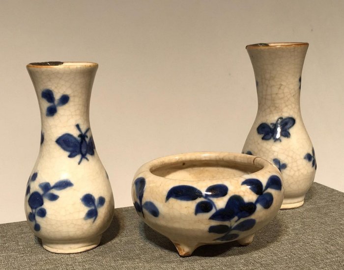 明代哥釉青花瓷香爐明代晚期天啟時期哥釉青花爐瓶三貢tu出三足缽式爐一