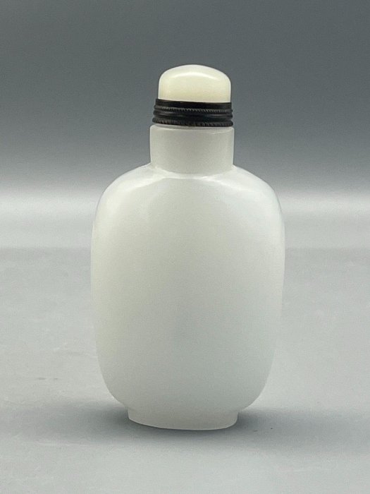創匯時期老白琉璃鼻煙壺仿白玉的包銅口玉化了質感逼真溫潤細膩手感很好