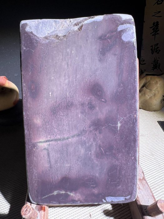 端硯原石結白巖，天然青花天青火捺翡翠蟲蛀，油潤深紫透光，尺寸16X9 