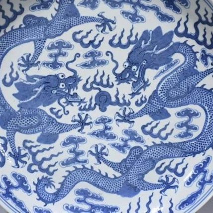 清光緒青花雙龍戲珠龍紋盤，尺寸直徑34公分，（處北京嘉德拍賣附證書