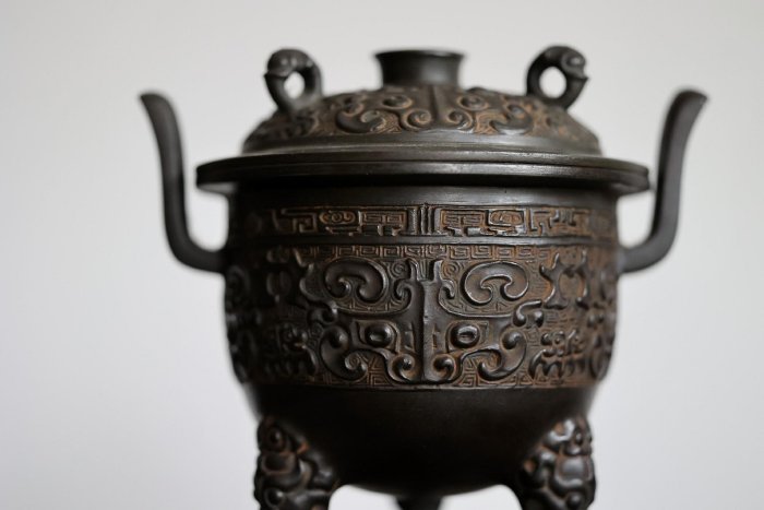 【 銅彫金手付香炉 25cm 】　貝藻文刻　清朝　中華古玩　　L1229A 古びた蔵『明 世古之寶 古銅彫 塗金六字真言紋沖天