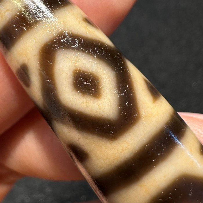 西蔵老礦古代伝承 金剛虎牙　九眼天珠 嚴選臺灣工藝精品牙黃金剛虎牙九眼天珠，尺寸約77.5x14.8mm，適合收藏