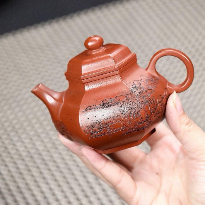 嚴選名家周昊六方朱泥紫砂壺，純手工雕刻山水茶具，200cc 容量紫砂壺周