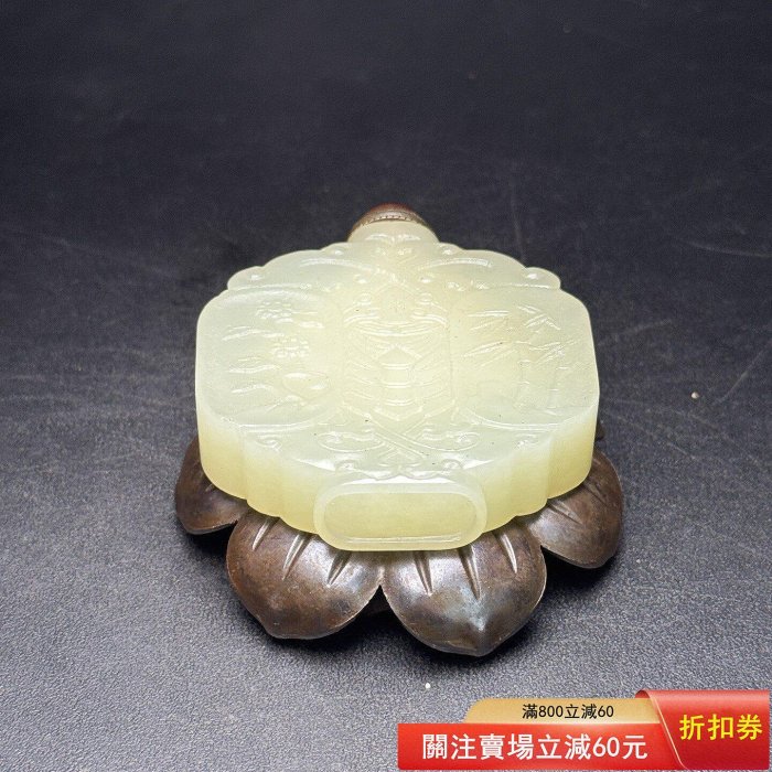 和田玉四君子鼻煙壺壺身雕刻梅蘭竹菊，寓意高潔脫俗，工藝精細，玉質