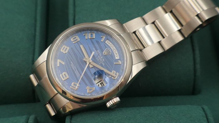 【全球最低價】特殊水波紋藍色面盤!ROLEX勞力士18K白金Daydate 118209盒單全美品( 18238 18239 118238 118239參考)