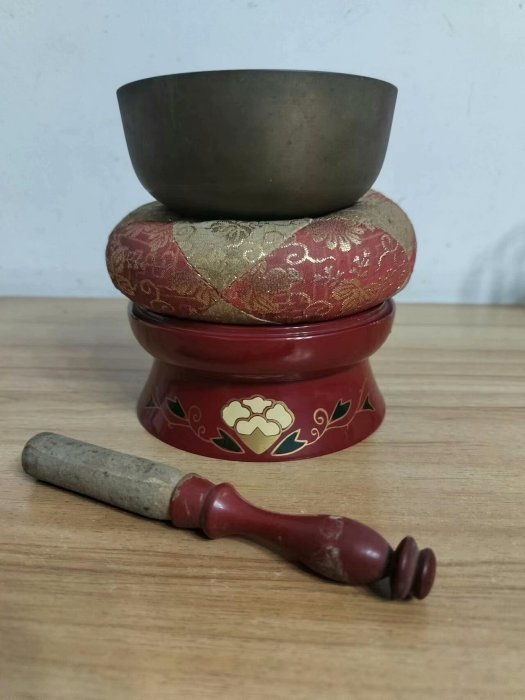 嚴選日本古銅磬，尺寸4.5x10.5cm，質感斑駄迷人。適合收藏家與喜愛古董