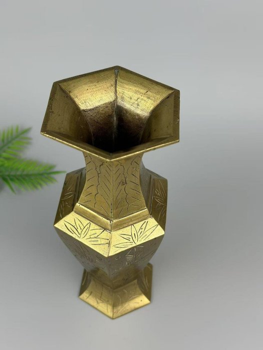 嚴選古風六角銅花瓶，手工鏨刻精美圖案，重920克，品相佳實拍展示