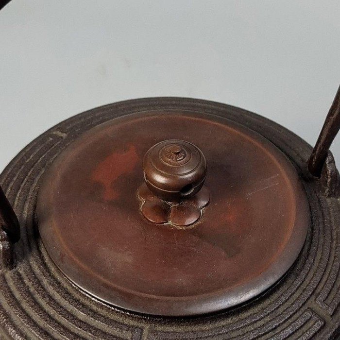 橋本辰敏手工打造日本老壺，龜甲地紋鐵瓶，未使用附原箱高20.4cm 釜師