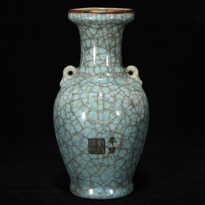 宋官窯冰裂紋包口刻詩文盤口瓶，高24釐米，直徑11釐米，2004619 建窯