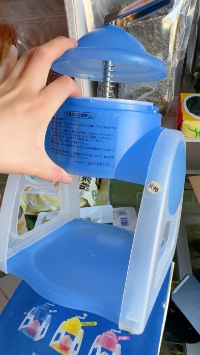 【二手】日本手動刨冰機 藍色款 全新帶盒  手動式刨冰機，藍色機身搭配白色支架，操作簡單方便。配有專用冰盒，適合夏天自``制刨冰。刀77087古玩 收藏 擺件