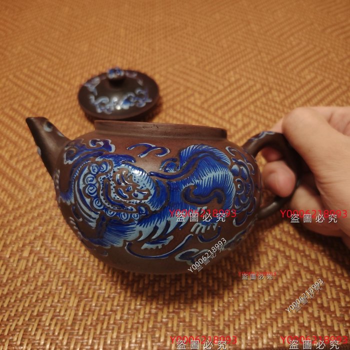 清代中藍彩獅子紋紫砂壺，壺身紫砂材質，做工精致。壺身繪制藍色獅子滾