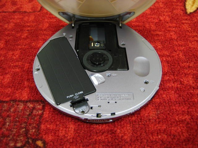 完美作品】90%新，SONY WALKMAN D-E888 CD隨身聽，簡易配件| Yahoo拍賣