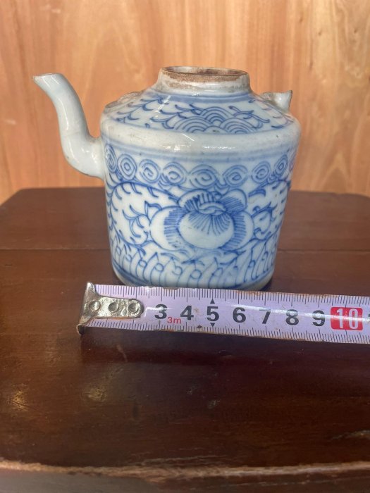 清中期青花纏枝花卉提梁壺，壺身高10公分，青花發色鮮艷，紋飾典雅
