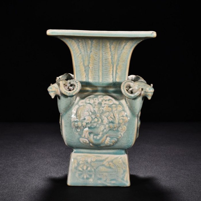 宋 汝窯 青釉 四羊尊瓶 現代工芸品 美術品 置物 可議價宋汝窯天青釉團龍紋四羊方尊高25厘米寬16厘米【藏寶古玩