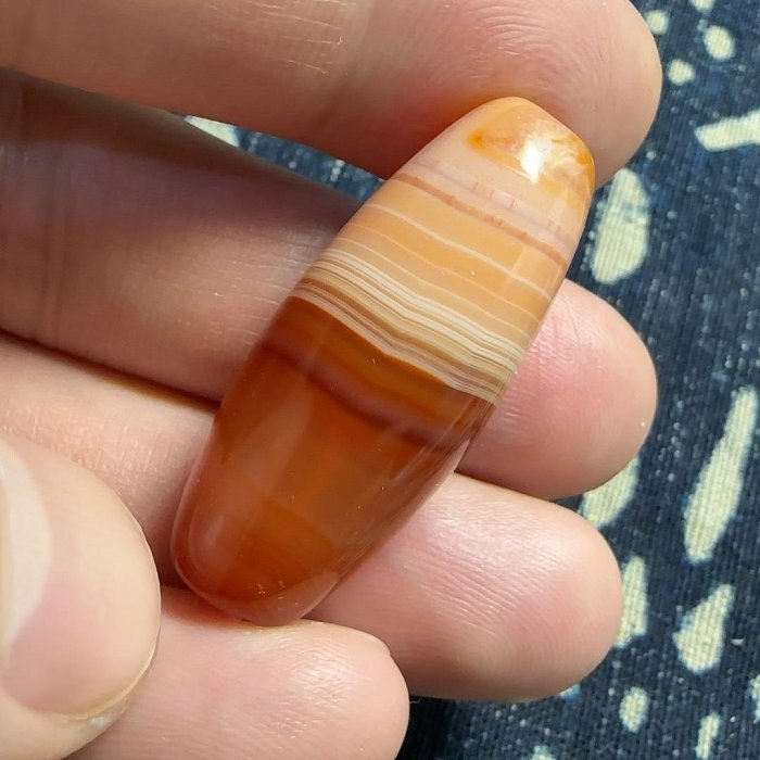 嚴選天然纏絲瑪瑙天珠，獨特紋路與罕見色彩，尺寸36.8×15mm。 纏絲瑪瑙
