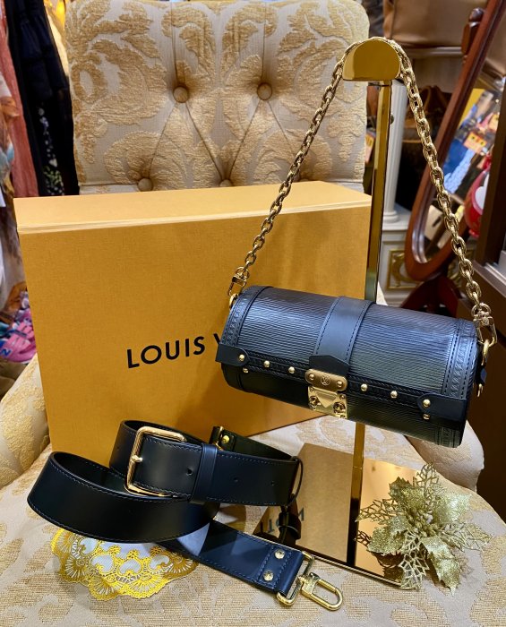 【NA She.歐美精品進口服飾名品】LV 黑色EPI水波紋倒三角釦頭鉚釘雙背帶款圓筒包圓桶包小圓鼓包筆筒包IC晶片款Papillon Trunk M58655