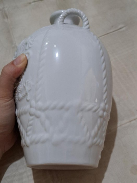 降售2014龍紋白色陶瓷金門高粱酒空酒瓶1公升高20cm （無蓋子） | Yahoo拍賣