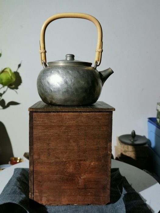 日本明治早期古茶壺，純錫手打七孔炮口水提梁，無焊接痕跡，老錫光澤