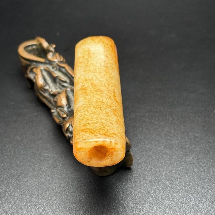和田玉雕刻精美玉質溫潤細膩仿高古玉品類）器主體為玉豬龍，是新石器