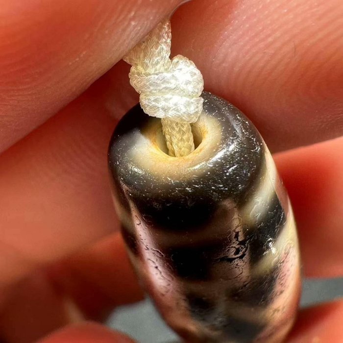 嚴選牙黃手工珠虎牙金剛三眼天珠，尺寸約39x13mm，適合收藏文玩天珠