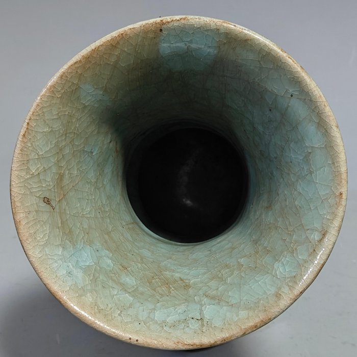 收藏品！宋官窯汝瓷冰裂紋冰花刻字描金賞瓶擺件：該器型規整、皮殼老辣