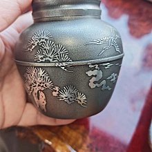 嚴選日本薩摩正錫巖切茶葉罐，松竹梅紋飾精美，實心純錫製造，完美密封