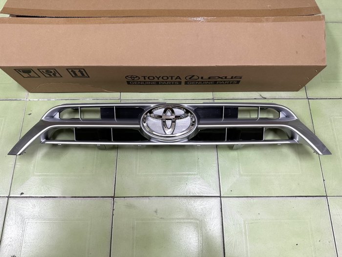 {阿勳精品}~ TOYOTA / YARIS 14 15 16 17 全新 正廠 水箱護罩 水箱罩.銀色.含標誌