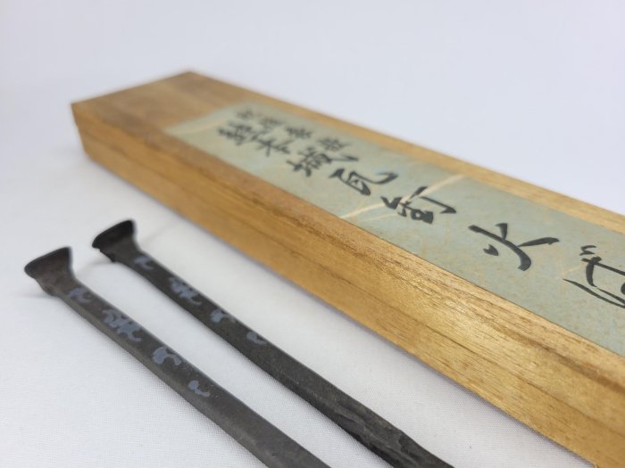 【未使用】肥後象嵌　火箸　熊本城瓦釘共木箱 小丸子の家》肥後象嵌熊本城瓦釘形鐵火箸菓子箸鉄火箸火筷炭夾