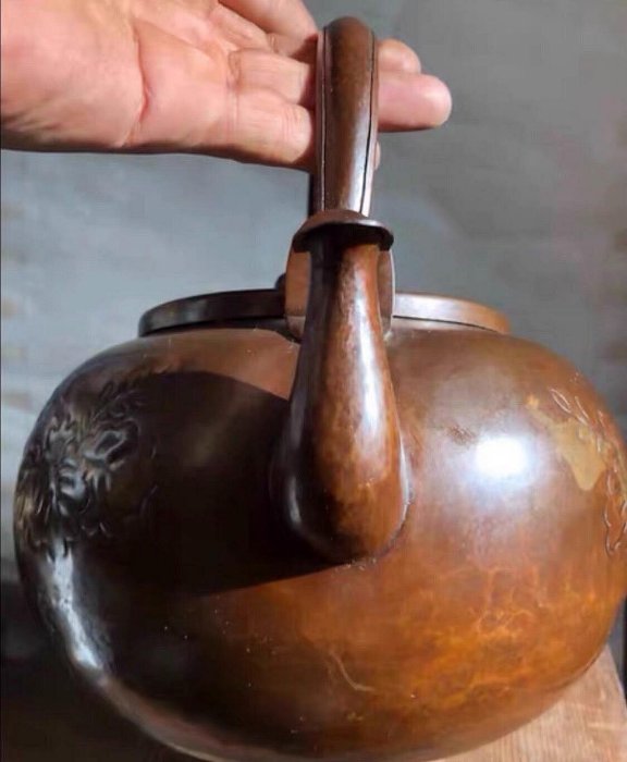日本早期手工鏨刻草花紋老銅壺水注整體品相保存完好無損傷，畫面精美