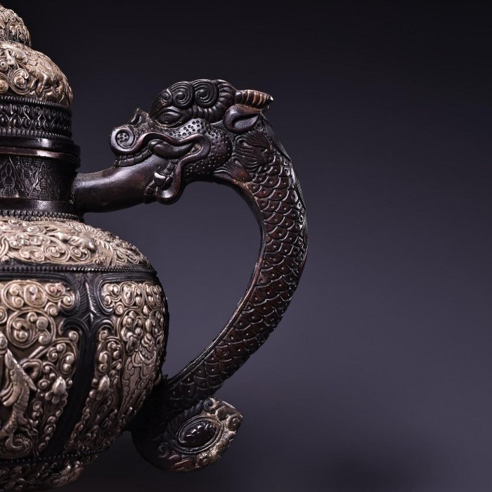 珍品舊藏西藏收純銅高浮雕鏨刻鎏銀藏式吉祥八寶酥油茶壺工藝精湛器型