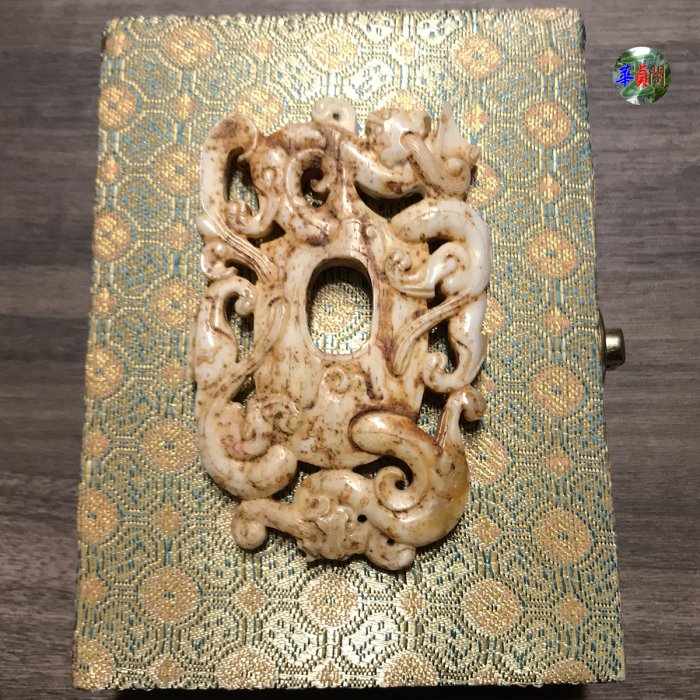尺寸：85x52x10mm】漢代和闐白玉雞骨白双螭龍韘形玉珮飾【附錦盒免運費