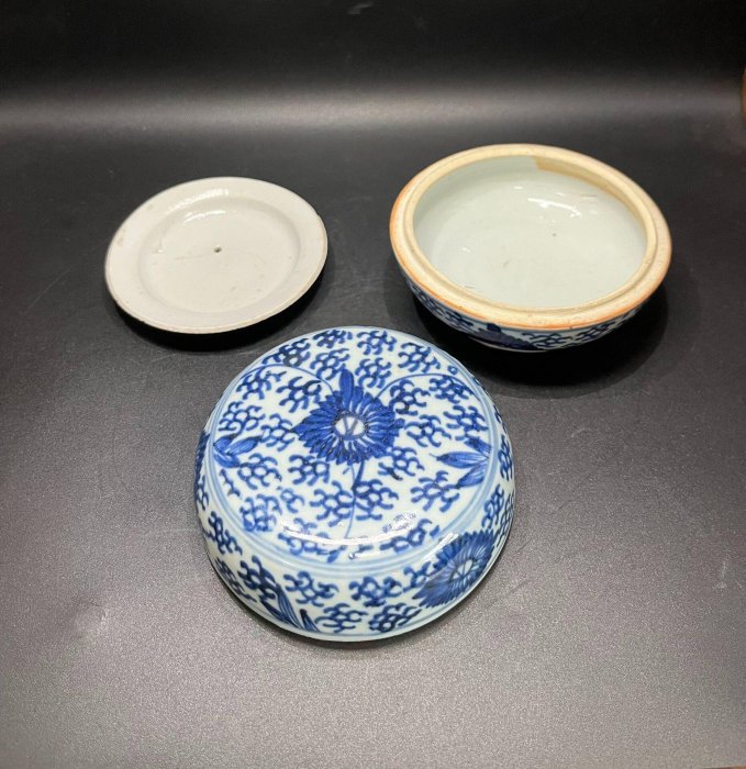 嚴選清雍正青花太陽花卉粉盒，口徑10公分高6公分，三件套釉色純正宜