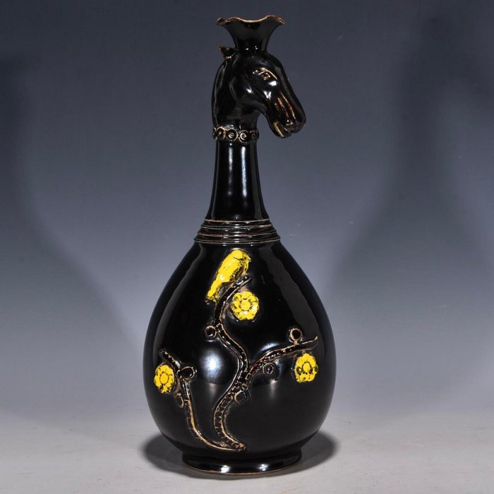宋定窯黑釉堆塑花鳥紋馬瓶，高31釐米，直徑14釐米，2303 建窯瓷器官窯