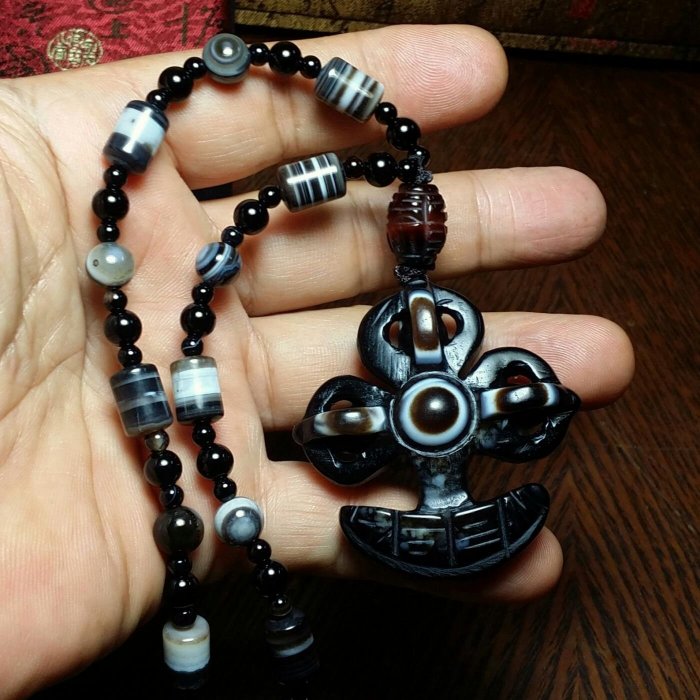 天然西藏九眼頁岩天珠礦正品《雙天眼珠金剛斧XO-223》54×51×17mm早期