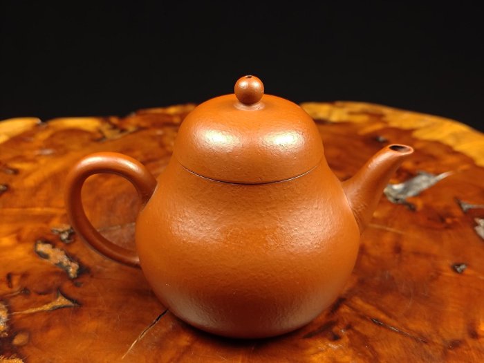 紫砂　植木鉢　梨皮紫砂　在銘　送料込み251115 壺風茶道~23267《宜興紫砂梨皮朱泥薄胎梨型壺》約160cc 宜興紫砂壺