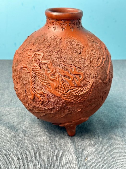 日本常滑 雲龍紋朱泥花瓶 名工細密 古道具時代物 美術品 古董品 江戶時代百年古董日本回流古備前朱泥花瓶龍紋浮雕三足陶瓶獸首造型手