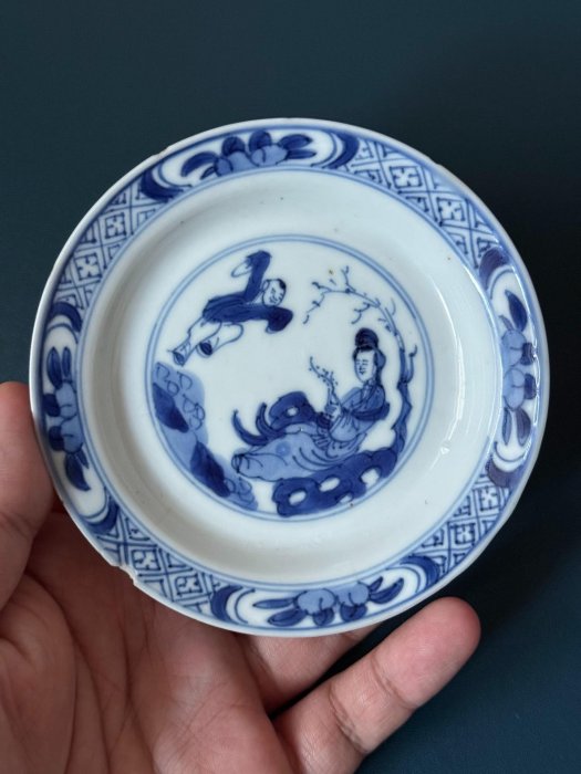 1521 中国骨董　康熙年製銘　染付青花湯呑　3客　時代物 康熙三娘教子細路青花小碟此件清康熙·青花三娘教子紋折沿小盤，款識
