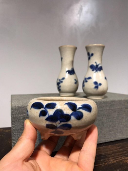 明代哥釉青花瓷香爐明代晚期天啟時期哥釉青花爐瓶三貢tu出三足缽式爐一