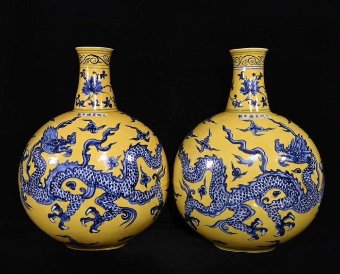 嚴選大明宣德時期黃釉青花龍紋扁瓶，高45x33公分，適合收藏古董瓷器