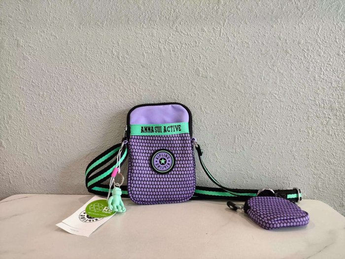 鑫森凱莉代購 Kipling Anna Sui Active 聯名系列 KI7831 活力網眼紫拼接 手機包 預購